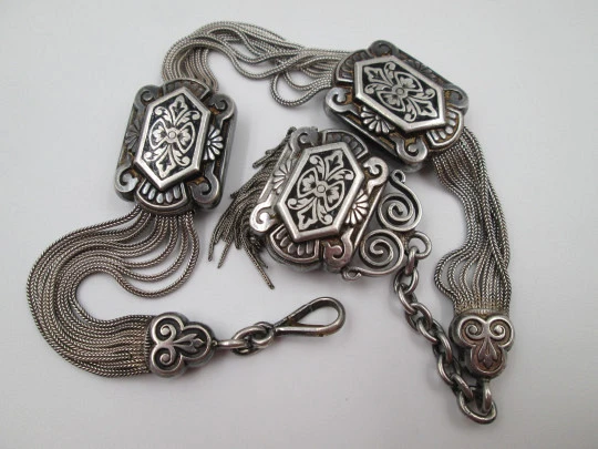 Chatelaine de ocho hilos para reloj bolsillo. Plata y esmalte negro. Correderas y colgante