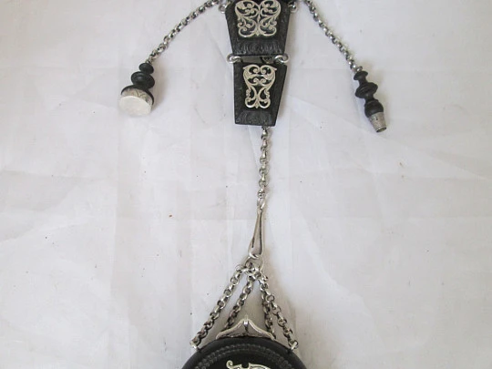 Chatelaine reloj bolsillo. Madera ébano. Plata. Llave y sello. 1900