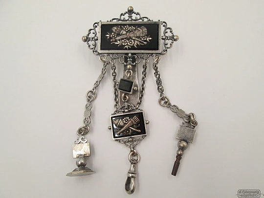 Chatelaine reloj bolsillo. Ónix y metal blanco. Llave y sello. 1900. Cornucopia