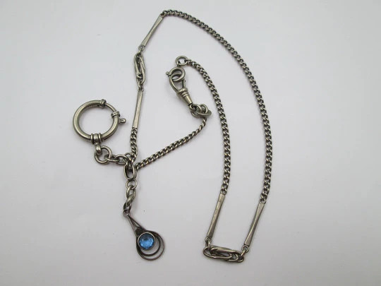 Chatelaine reloj de bolsillo. Metal blanco. Óvalos y rectángulos. Colgante gema azul