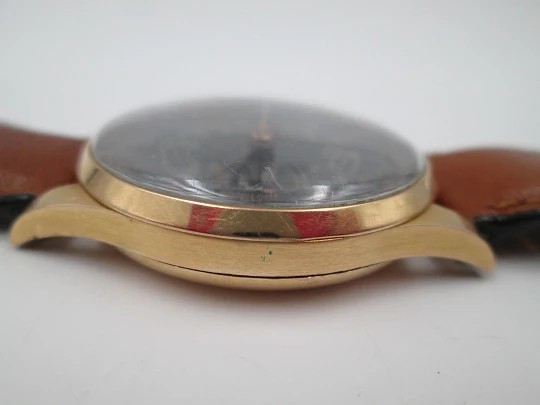 Chronographe Suisse. 18 karat yellow gold. Manual winding. Black dial. 1960's. Swiss