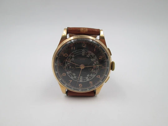 Chronographe Suisse. 18 karat yellow gold. Manual winding. Black dial. 1960's. Swiss