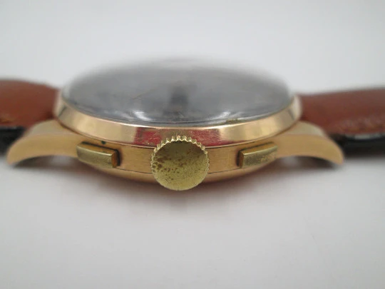 Chronographe Suisse. 18 karat yellow gold. Manual winding. Black dial. 1960's. Swiss