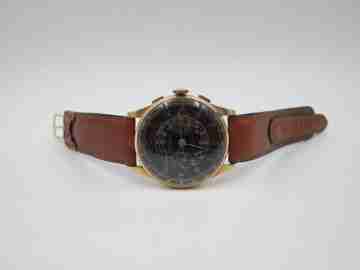 Chronographe Suisse. Esfera negra. Oro 18K. Cuerda. Años 60