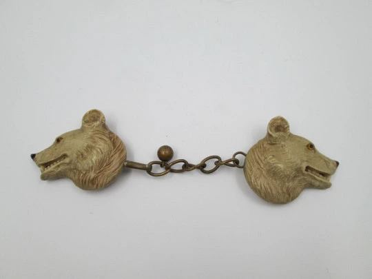 Cierre de capa para caballero. Resina gris y metal dorado. Cabezas lobos. Cierre gancho