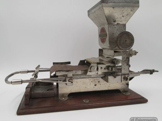 Cigarette rolling machine. Victoria. Asturias. 1920's. Victorero