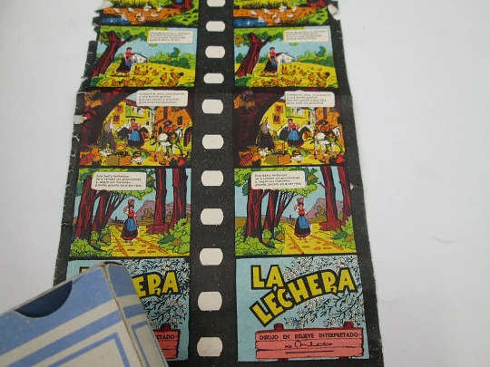 Cine infantil en relieve JIN 3D. Baquelita bicolor. Caja y películas. 1950. Gargot