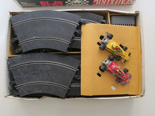 Circuito carreras Scalextric GP-10. Coches Brabham BT-46. Exin. Años 80