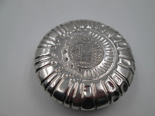 Circular ashtray, Carlos IV coins and ribbed motifs. Sterling silver. 1970's