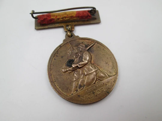 Civil War bronze medal with flag brooch. National Uprising and Victory. Spain. 1940's Civil War bronze medal with flag brooch. National Uprising and Victory. Spain. 1940's