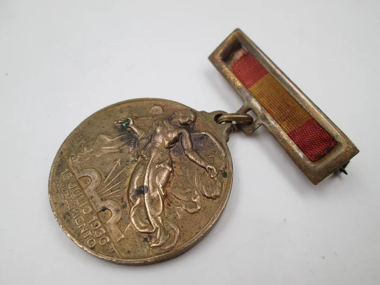 Civil War bronze medal with flag brooch. National Uprising and Victory. Spain. 1940's Civil War bronze medal with flag brooch. National Uprising and Victory. Spain. 1940's