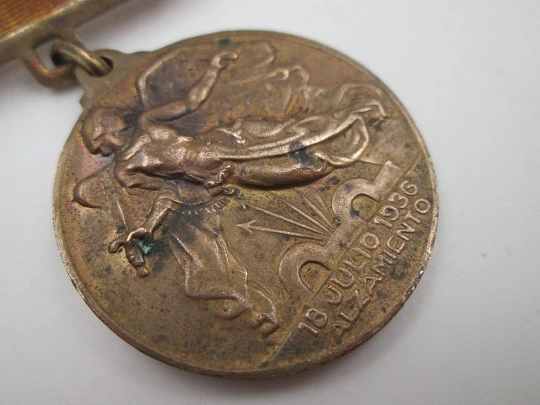 Civil War bronze medal with flag brooch. National Uprising and Victory. Spain. 1940's Civil War bronze medal with flag brooch. National Uprising and Victory. Spain. 1940's