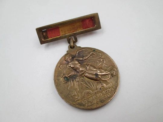 Civil War bronze medal with flag brooch. National Uprising and Victory. Spain. 1940's