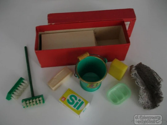 Cleaning set boxed toy. Tinplate and plastic. Germany