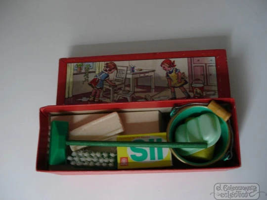 Cleaning set boxed toy. Tinplate and plastic. Germany