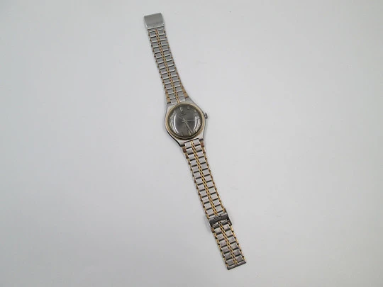 Cliper. Stainless steel. Gold plated bezel. Calendar. Manual wind. Bracelet. 1960's