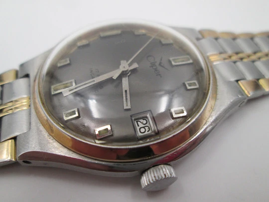 Cliper. Stainless steel. Gold plated bezel. Calendar. Manual wind. Bracelet. 1960's