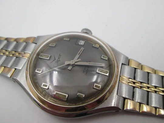 Cliper. Stainless steel. Gold plated bezel. Calendar. Manual wind. Bracelet. 1960's