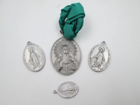 Colección cuatro medallas aluminio. Virgen de la Esperanza e Inmaculada Concepción. 1940