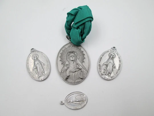 Colección cuatro medallas aluminio. Virgen de la Esperanza e Inmaculada Concepción. 1940