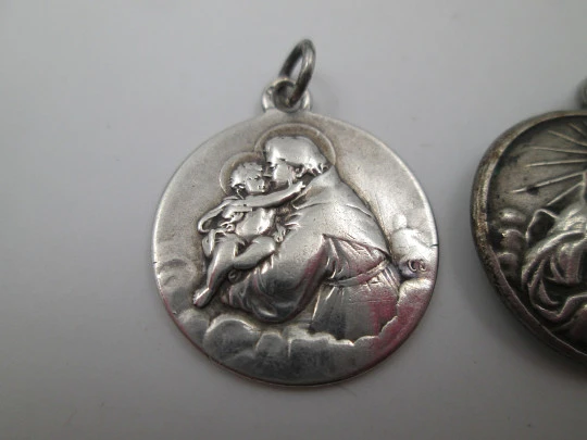 Colección de cuatro medallas religiosas. Plata de ley. Cristo, cruz, virgen y santo. 1925-1970 Colección de cuatro medallas religiosas. Plata de ley. Cristo, cruz, virgen y santo. 1925-1970