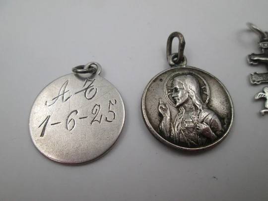 Colección de cuatro medallas religiosas. Plata de ley. Cristo, cruz, virgen y santo. 1925-1970 Colección de cuatro medallas religiosas. Plata de ley. Cristo, cruz, virgen y santo. 1925-1970