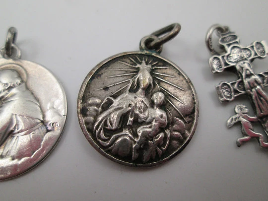 Colección de cuatro medallas religiosas. Plata de ley. Cristo, cruz, virgen y santo. 1925-1970 Colección de cuatro medallas religiosas. Plata de ley. Cristo, cruz, virgen y santo. 1925-1970