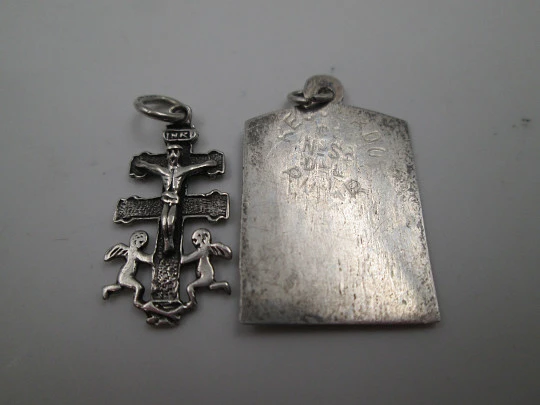 Colección de cuatro medallas religiosas. Plata de ley. Cristo, cruz, virgen y santo. 1925-1970 Colección de cuatro medallas religiosas. Plata de ley. Cristo, cruz, virgen y santo. 1925-1970