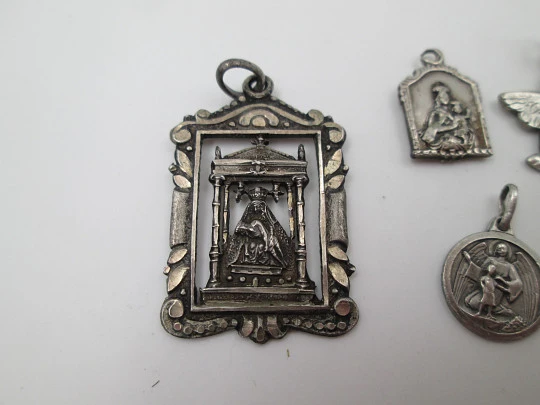 Colección de diez medallas religiosas en plata de ley y aluminio. España. 1940-1970
