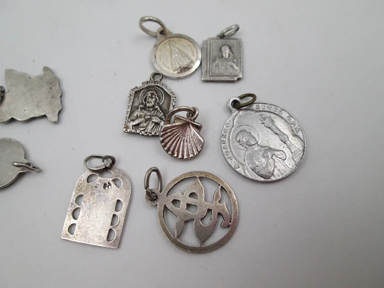 Colección de diez medallas religiosas en plata de ley y aluminio. España. 1940-1970