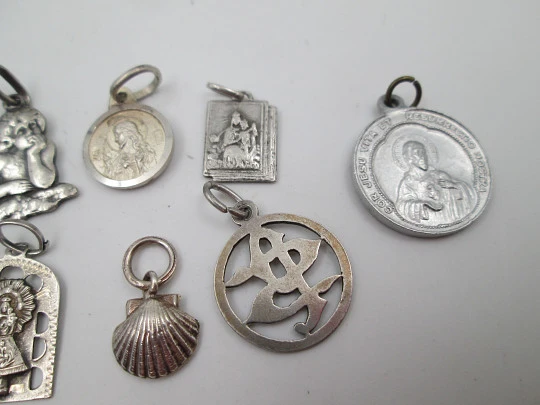 Colección de diez medallas religiosas en plata de ley y aluminio. España. 1940-1970