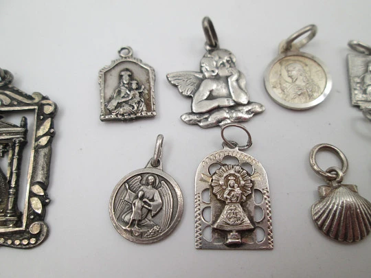 Colección de diez medallas religiosas en plata de ley y aluminio. España. 1940-1970