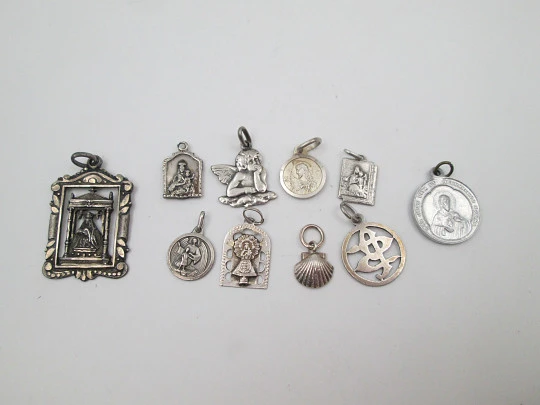 Colección de diez medallas religiosas en plata de ley y aluminio. España. 1940-1970