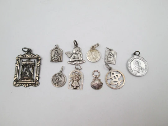 Colección de diez medallas religiosas en plata de ley y aluminio. España. 1940-1970 Colección de diez medallas religiosas en plata de ley y aluminio. España. 1940-1970