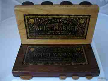 Colección de dos marcadores para whist. Madera. Goodall & Son