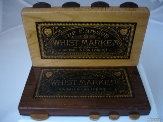 Colección de dos marcadores para whist. Madera. Goodall & Son