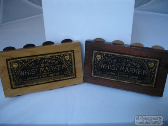 Colección de dos marcadores para whist. Madera. Goodall & Son
