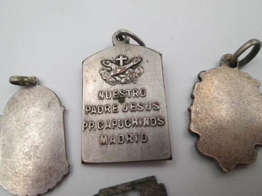 Colección de medallas religiosas. Metal plateado. Jesucristo y Vírgenes. España. 1930