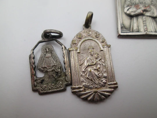 Colección de medallas religiosas. Metal plateado. Jesucristo y Vírgenes. España. 1930
