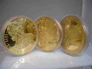Colección de tres monedas. Plata de ley vermeil. Reyes. Años 80