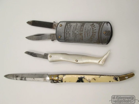 Colección de tres navajas. Nácar, pasta jaspeada y metal. Años 50