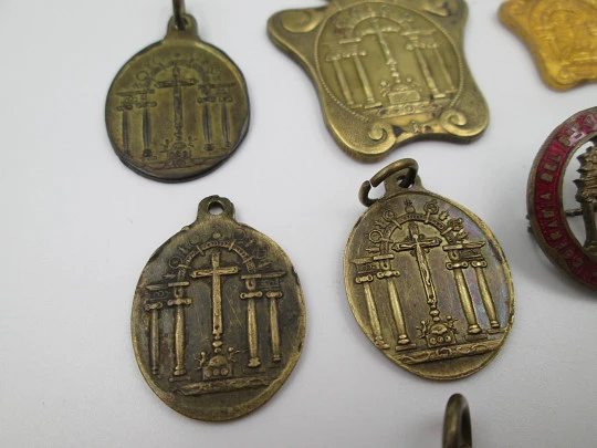 Colección medallas e insignias Cofradía del Santísimo Cristo de los Milagros. Bronce