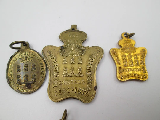 Colección medallas e insignias Cofradía del Santísimo Cristo de los Milagros. Bronce