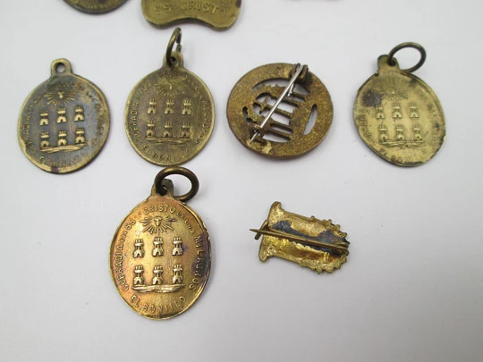 Colección medallas e insignias Cofradía del Santísimo Cristo de los Milagros. Bronce
