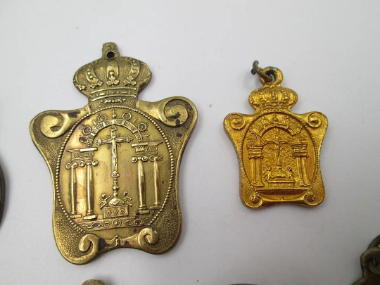 Colección medallas e insignias Cofradía del Santísimo Cristo de los Milagros. Bronce