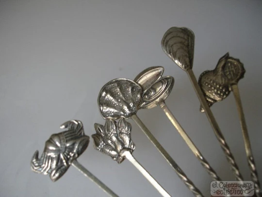 Colección seis pinchos de plata para aperitivos. Mariscos. Años 80