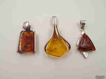 Colección tres colgantes. Plata de ley y piedras color ámbar. 1980