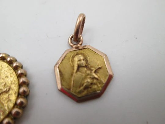 Colección tres medallas de la Vírgen María. Metal dorado. Asa y argolla. España. 1970