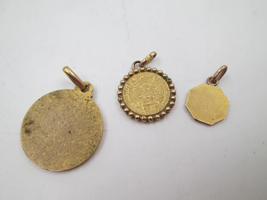 Colección tres medallas de la Vírgen María. Metal dorado. Asa y argolla. España. 1970