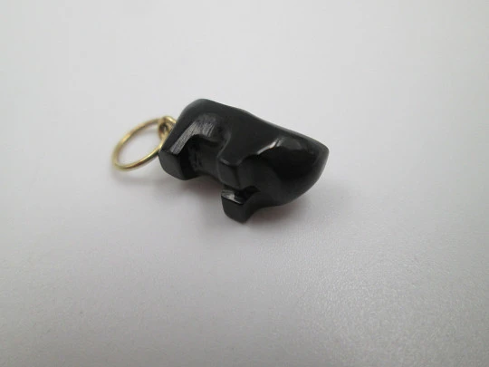 Colgante artesanal unisex. Zueco de azabache y argollas oro amarillo 18k. España. 1990